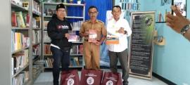 PENERIMAAN HIBAH BUKU DARI KAMPUS STPMD APMD YOGYAKARTA